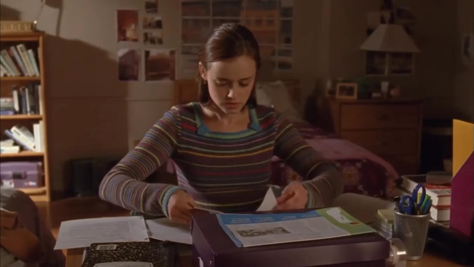 Screenshot from Gilmore Girls (2000) Screenshot from Gilmore Girls (2000)